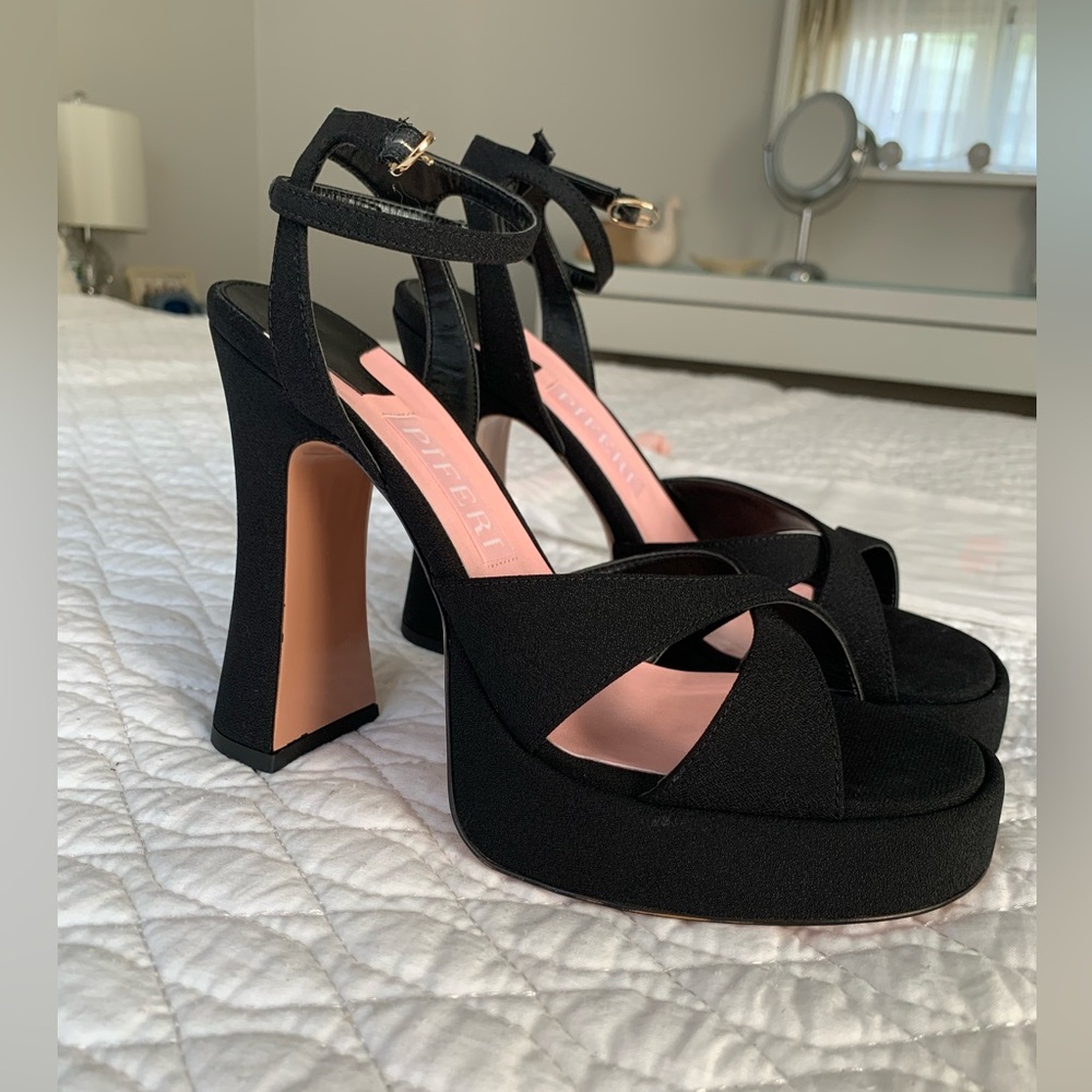 PIFERI Miranda platform black sandals
